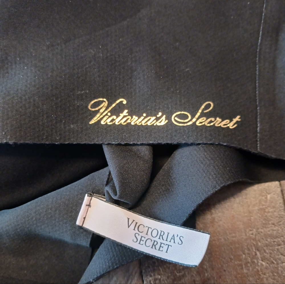 Victoria's Secret Black Sports Bra Size Med NWOT - Picture 2 of 5